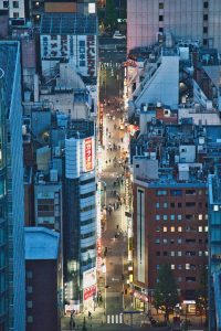 韩国犯罪剧封面，夜晚城市街道追逐场景